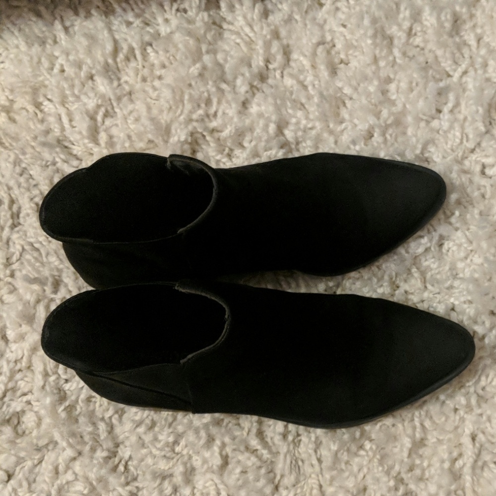 Pointed toe Chelsea boots